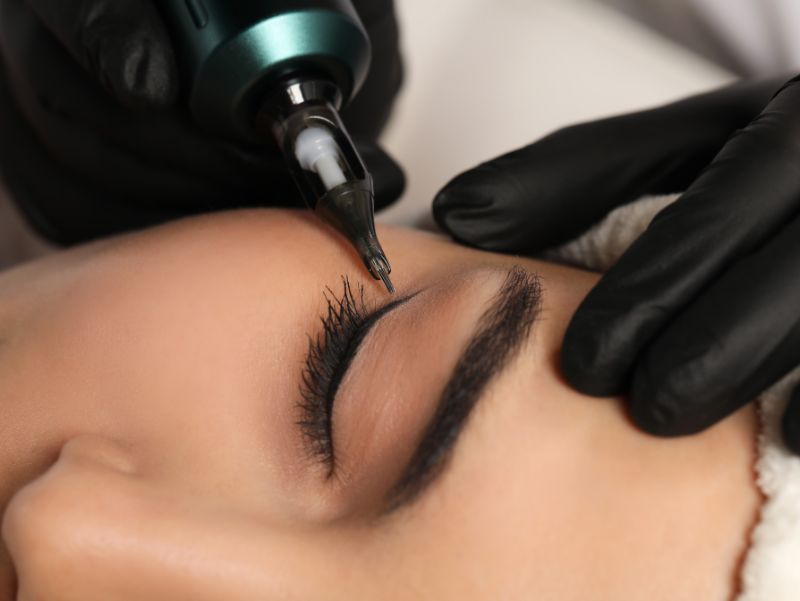 Lee más sobre el artículo Delineado permanente de ojos resultados antes y después y cuidados que debes considerar