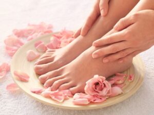 Lee más sobre el artículo Descubre los secretos para unos pies sanos y hermosos: Todo lo que necesitas saber sobre Podología y Pedicure