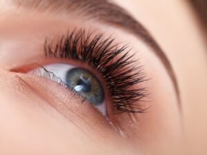 Lee más sobre el artículo Realza la belleza de tus ojos con nuestro tratamiento de ondulado