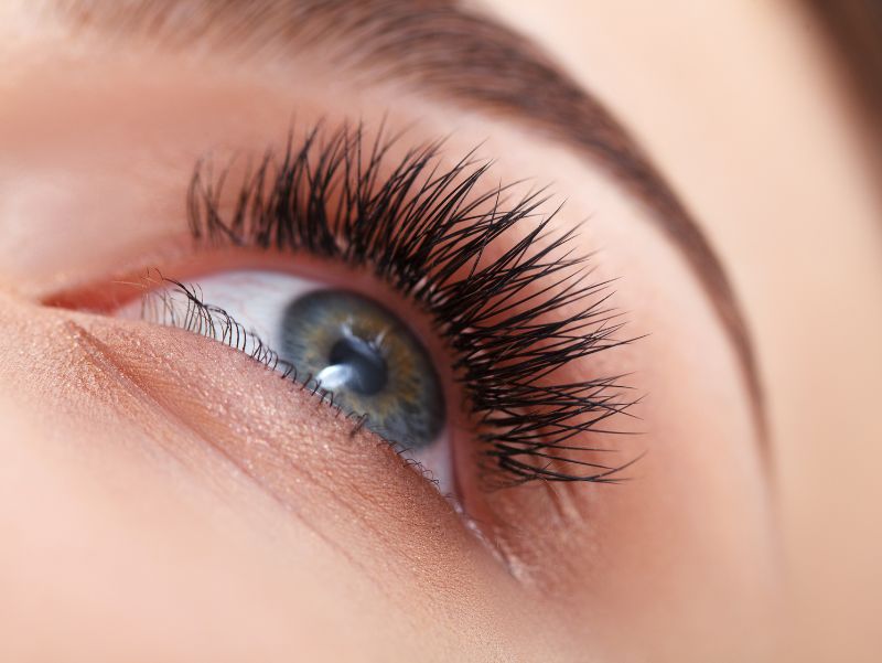 Lee más sobre el artículo Realza la belleza de tus ojos con nuestro tratamiento de ondulado