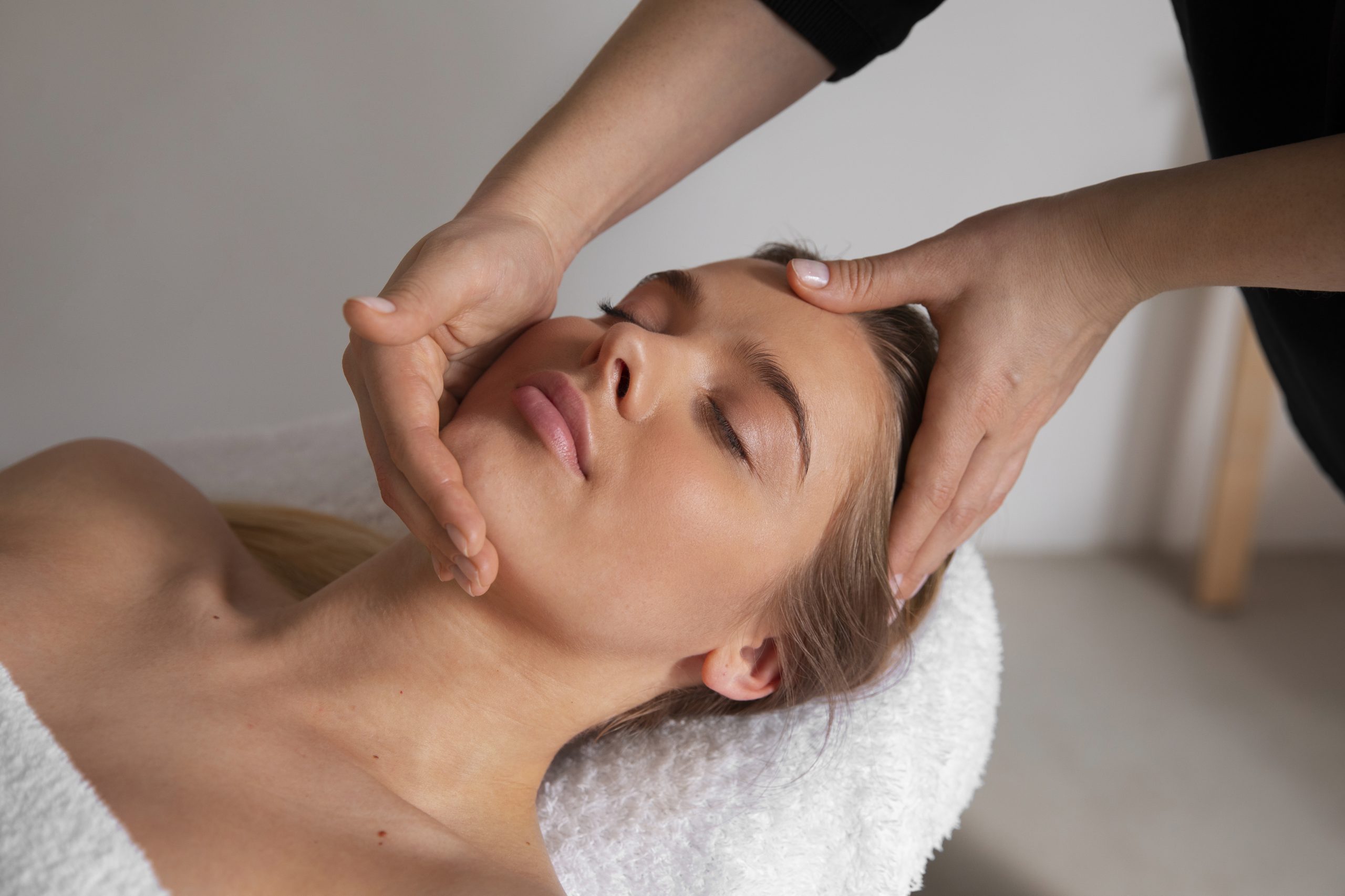 Lee más sobre el artículo Masajes para el Rostro: Relajación y Rejuvenecimiento en Pocos Minutos